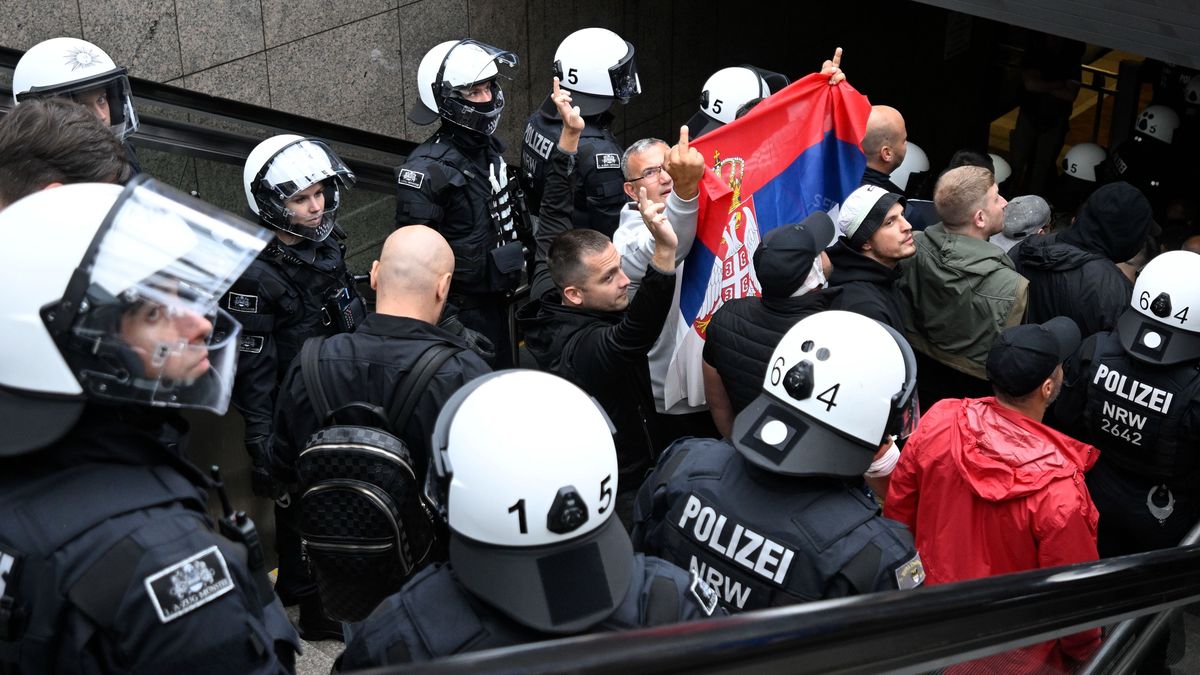 Bekövetkezett az elkerülhetetlen: összecsaptak az angol és szerb szurkolók (VIDEÓ)