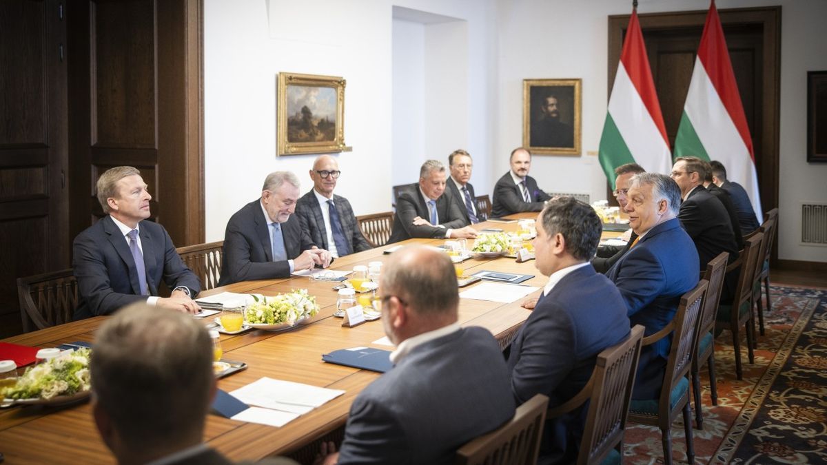Orbán Viktor a kontinens versenyképességének javításáról tárgyalt Európa legnagyobb vállalatainak vezetőivel