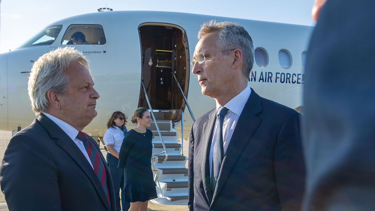 Leszállt Stoltenberg gépe Budapesten
