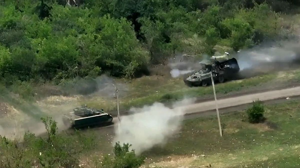 Hajmeresztő felvétel: közvetlen közelről csapott össze egy orosz és egy amerikai páncélos (VIDEÓ)