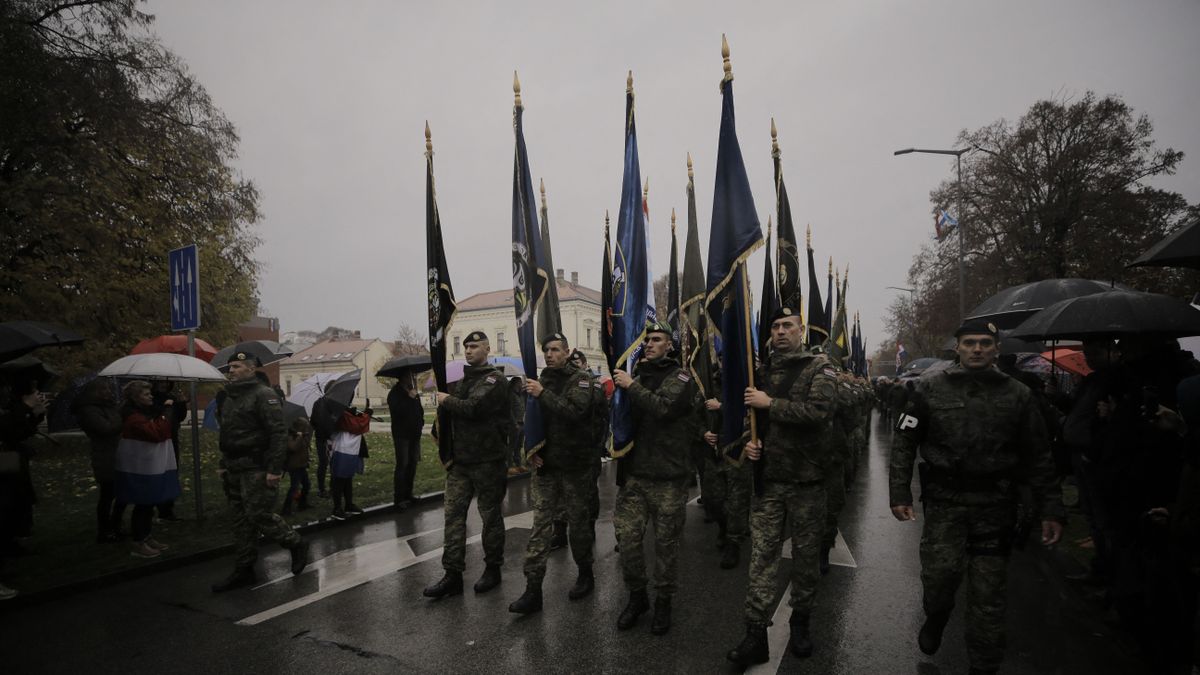 Magyarország szomszédjában újra kötelező lesz a sorkatonaság