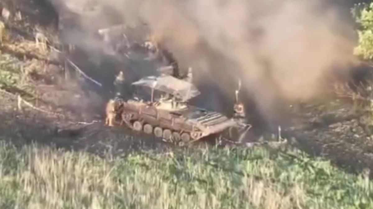 Ilyen egy balul sikerült orosz támadás: aknárahajtott az orosz tank (VIDEÓ)