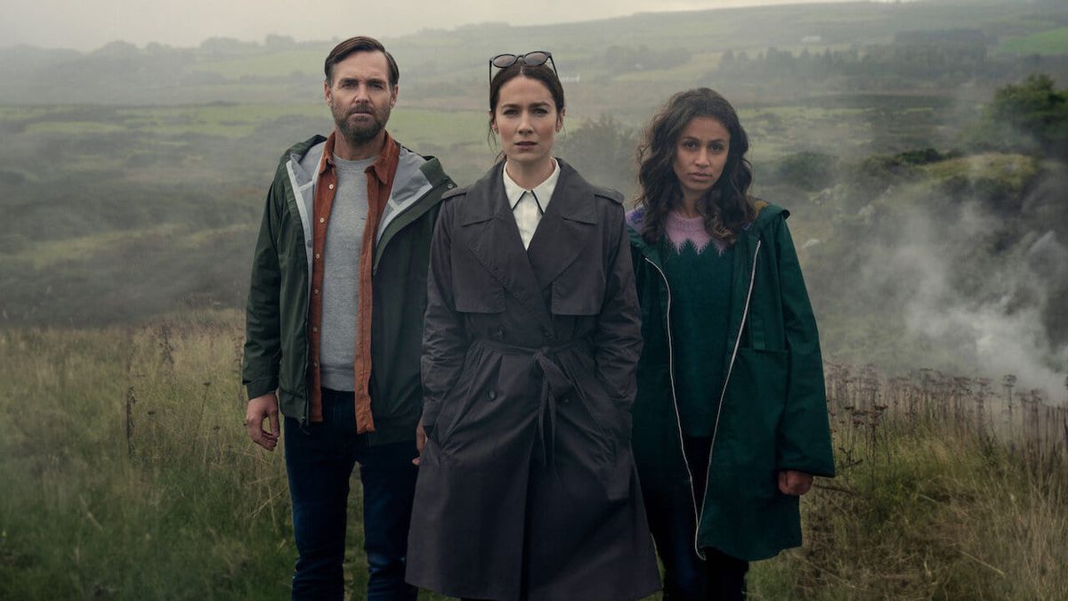 A skandináv krimik hangulata, csodálatos ír táj és némi kötelező woke – kisvárosi rejtélyek a Netflixen