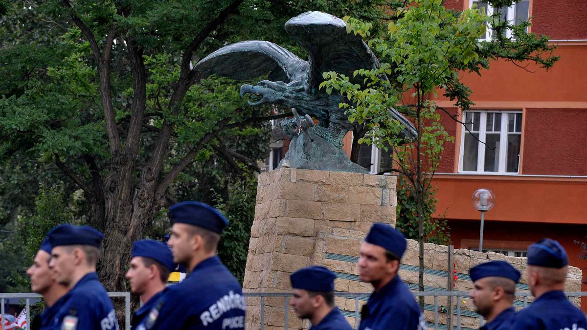 Minden eszközzel megvédenék a turulszobrot Toroczkai Lászlóék