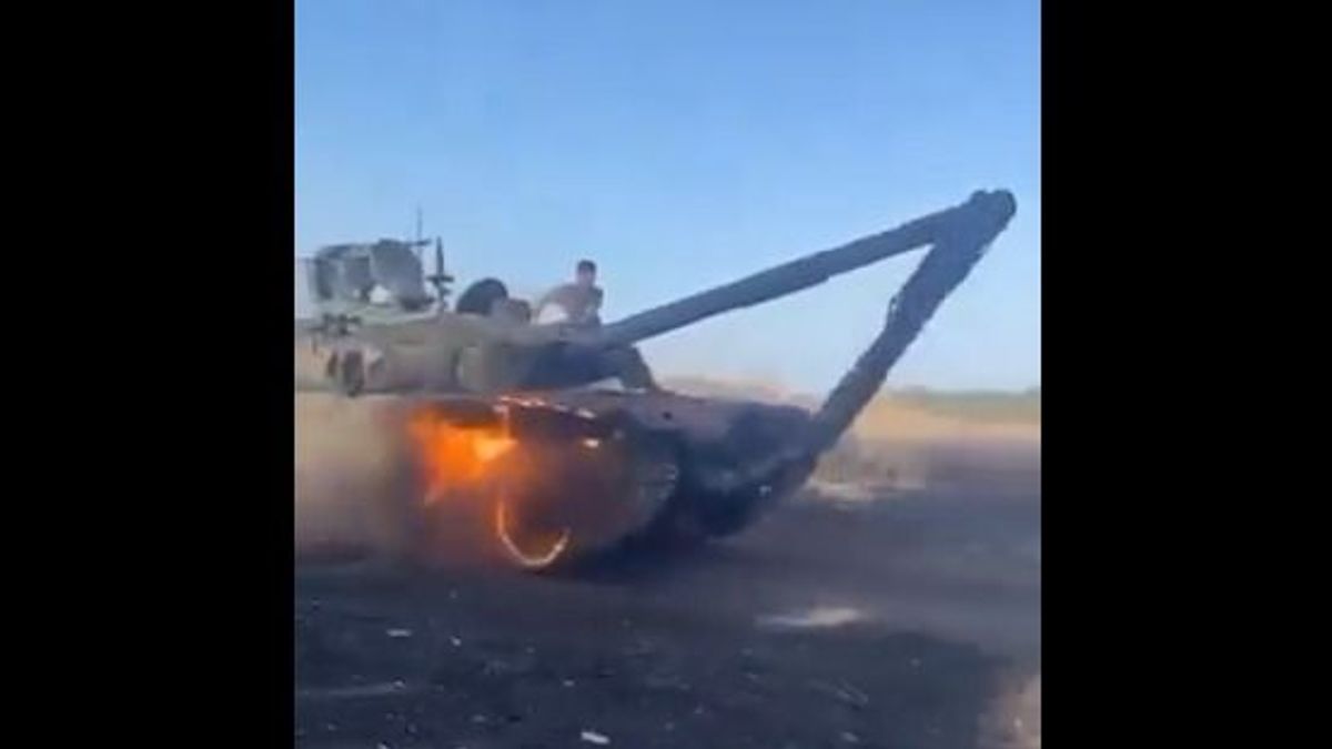 Így menekül a dróncsapástól kigyulladt orosz harcikocsi (VIDEÓ)