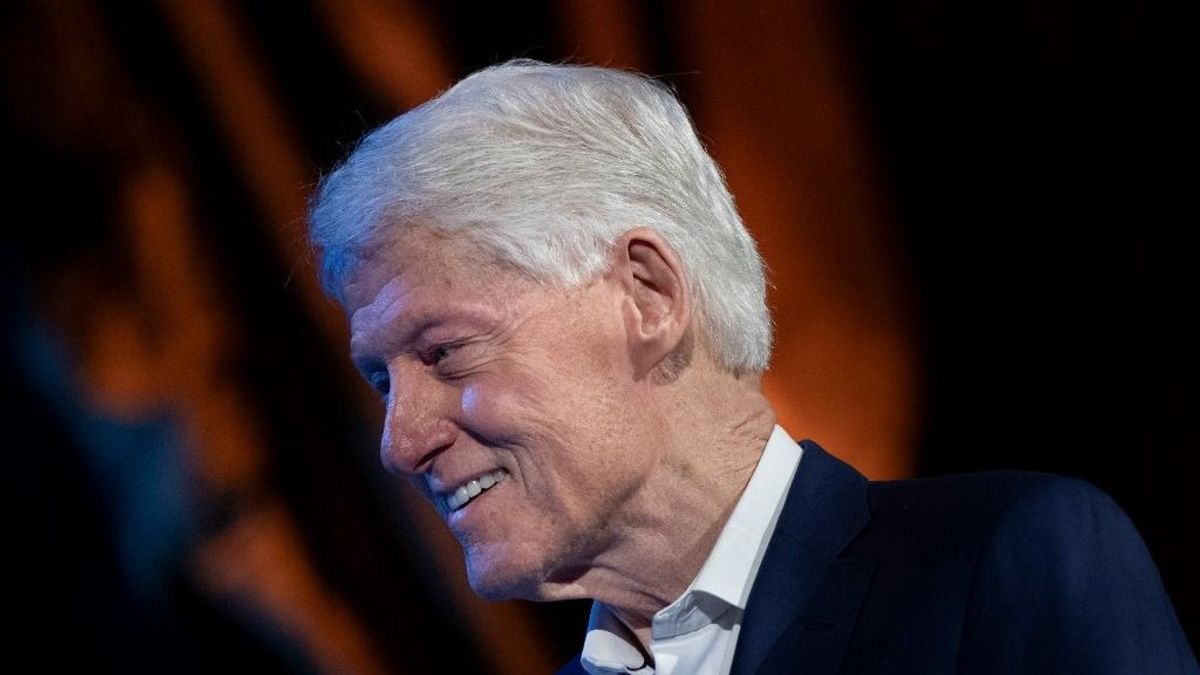 Miközben Biden mögül szépen lassan farolnak ki, Clinton kiállt mellette