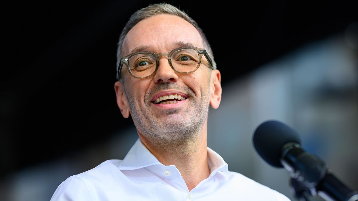 Herbert Kickl Magyarország menekültpolitikáját állította példaként Ausztria számára