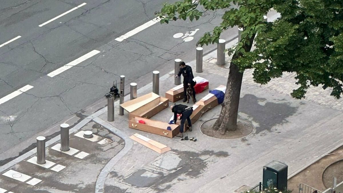 „Francia katonák Ukrajnából” – koporsókkal üzentek Macronnak