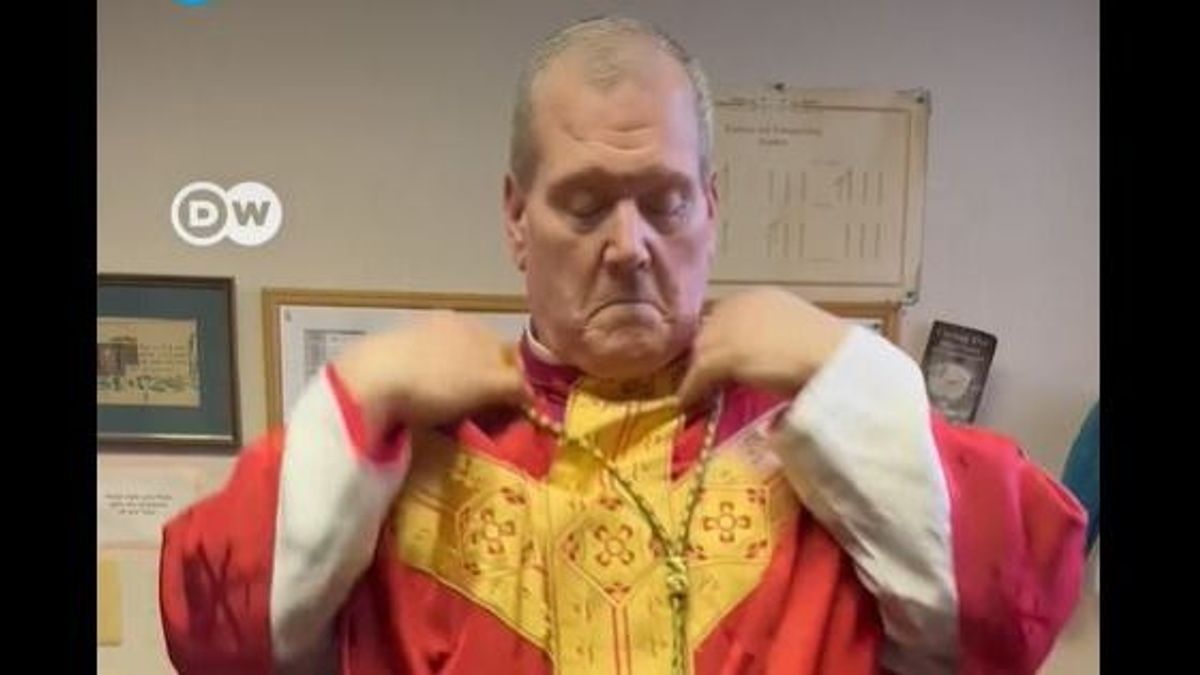 Valami Amerika: esténként drag queenként „szolgál” egy katolikus csoport „papja” New Yorkban