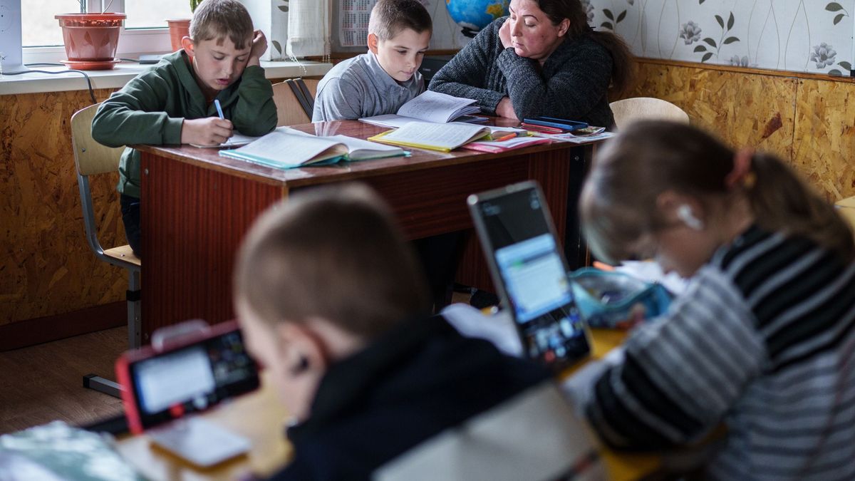A mobilhasználat korlátozását tűzte ki célul a Fidesz-KDNP az iskolákban