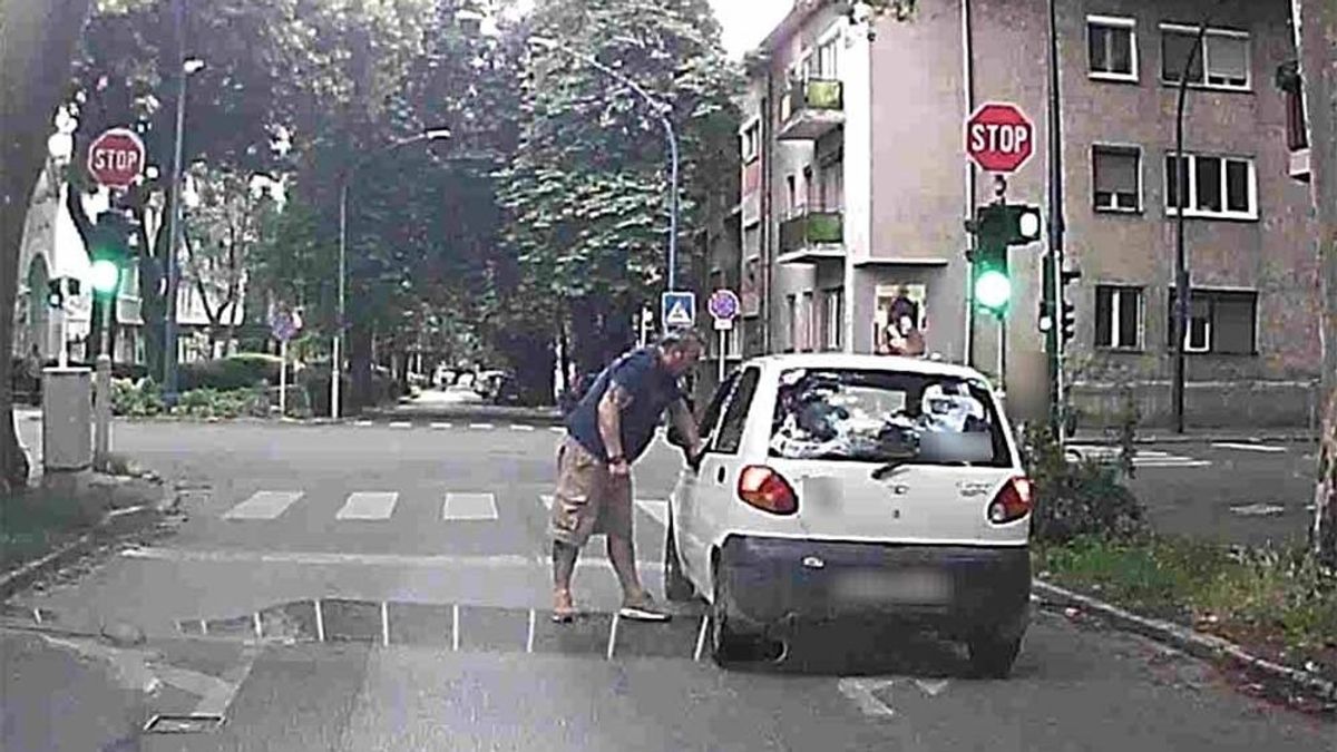 Szürreális jelenet: odalépett a pirosnál az autóhoz egy gyalogos, majd ököllel kezdte verni a sofőrt