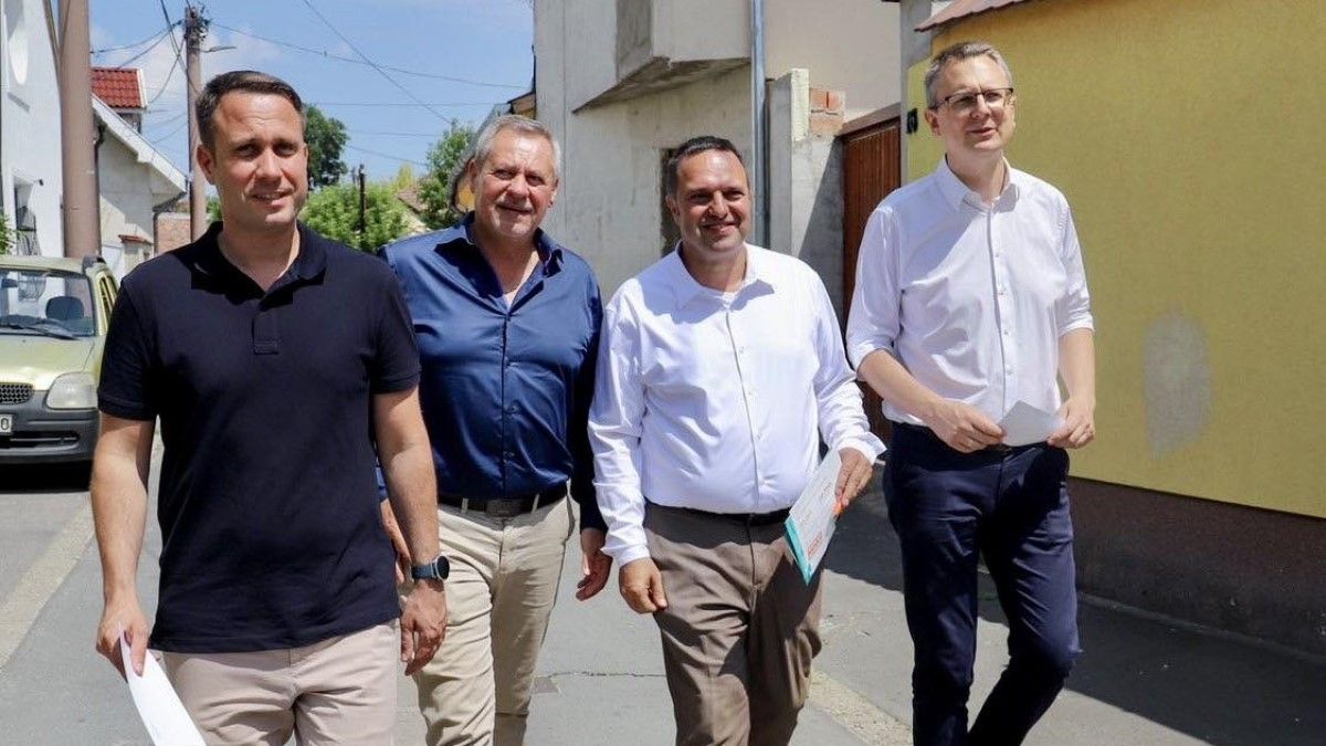 „Házról házra, utcáról utcára” – Rétvári Bence Dömötör Csabával járja Vácot