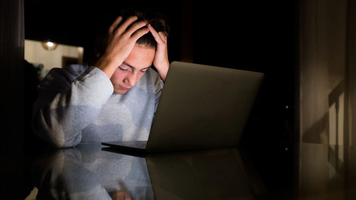 Zelenszkij bekeményít: ezentúl pénzbírság jár az online szexuális zaklatásért