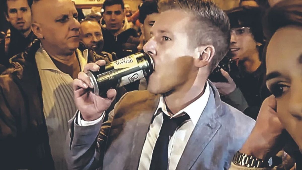 Üzent a politológus Magyar Péternek: Tessék a másik két felest otthon meginni!