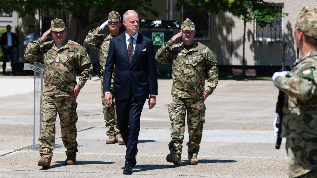 Honvédelmi miniszter: Magyarország kimarad a NATO ukrajnai szerepvállalásából