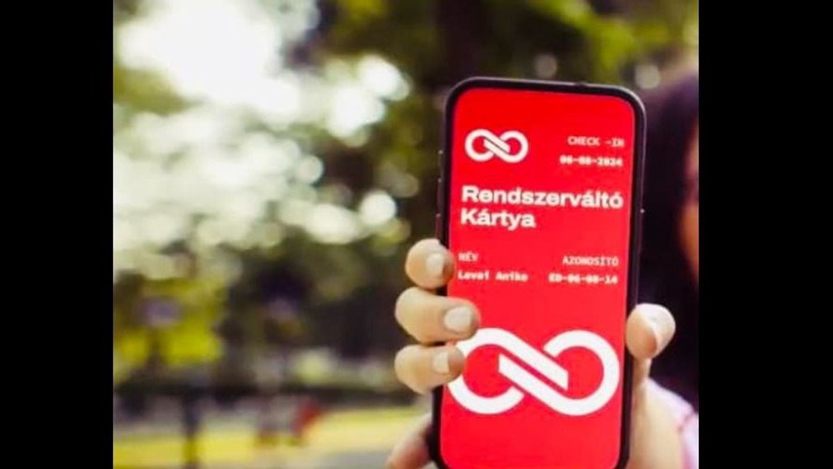 Ilyen pofátlanságot, mint amit ez a politikusnak öltözött Cipolla csinál fanatizált híveivel, még tényleg nem pipáltak szegény magyarok!