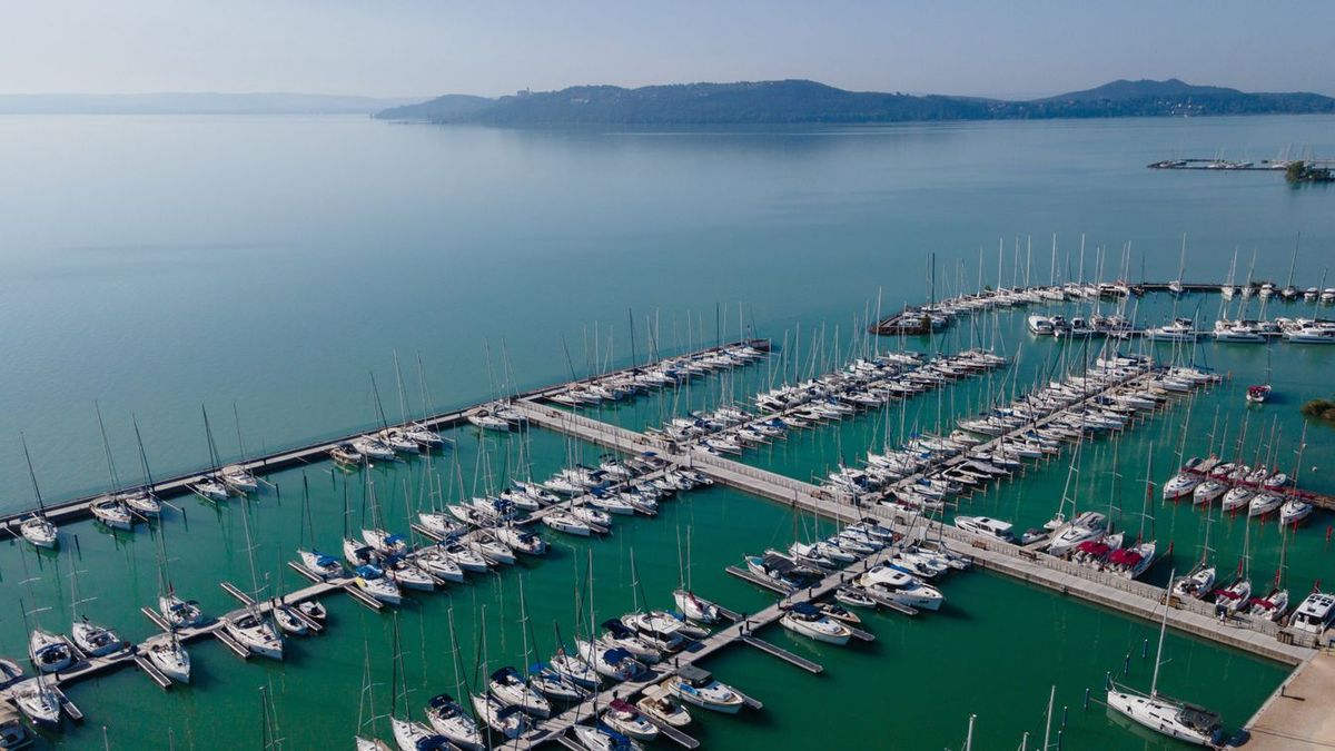 Kigyulladt egy hajó a Balatonon