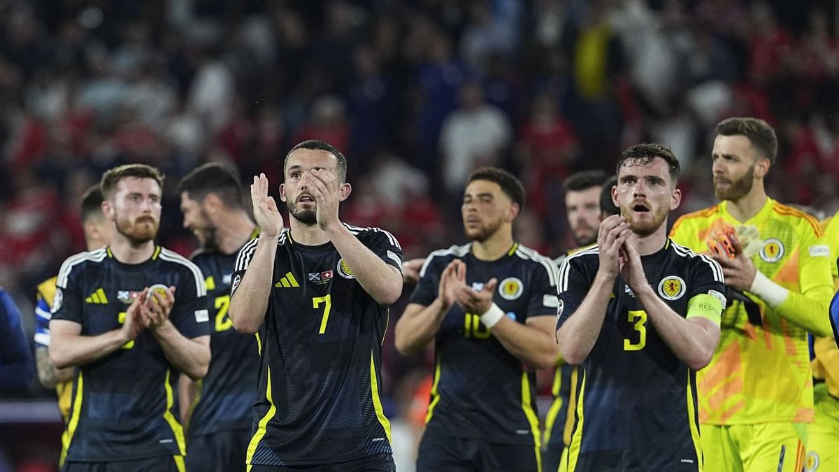 Alan Shearer szerint tiszta tizenegyest vettek el a skótoktól