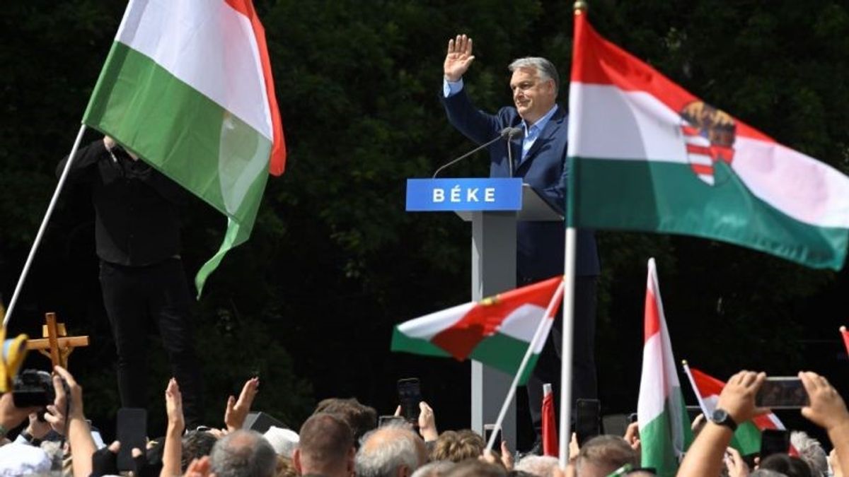 Orbán mint „felcsúti Kadirov”, „röpködnek a buzizós poénok”, „lagymatag taps” – parádésra sikerült a 444 közvetítése a Békemenetről