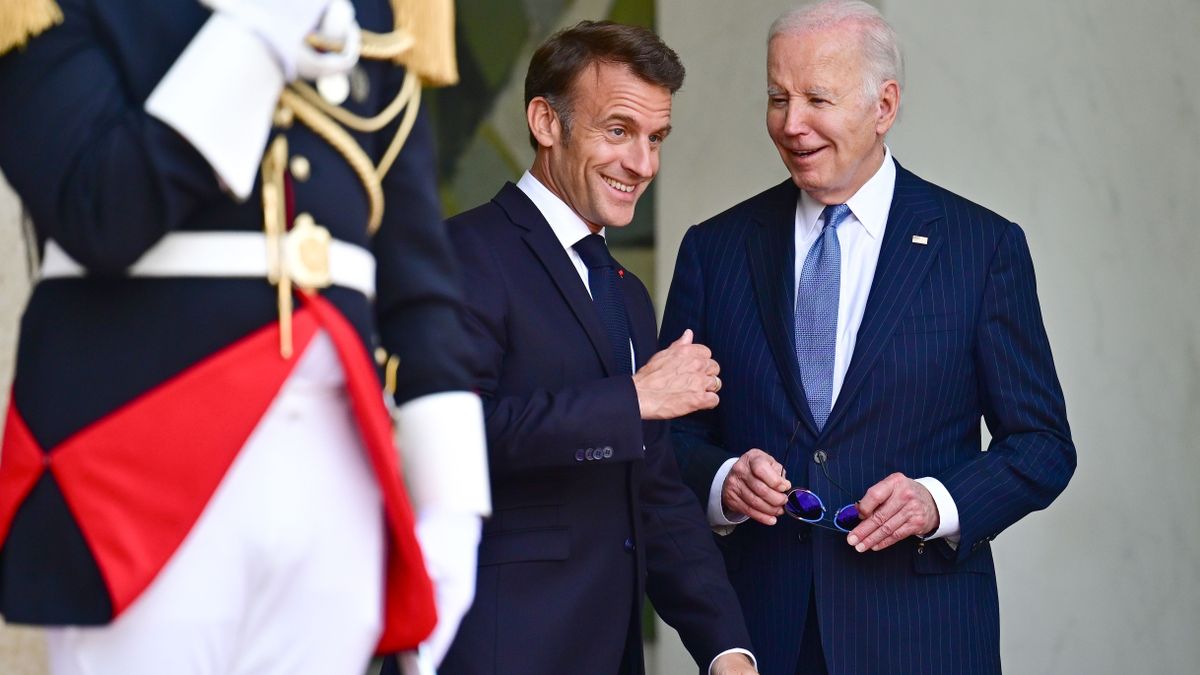 Nincs megállás! Macron és Biden közösen tettek hitet a háború folytatása mellett – Mandiner