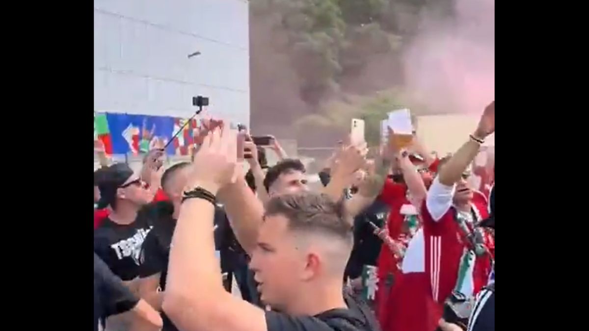 Tetőfokára hág a hangulat: megérkeztek Stuttgartba a magyar szurkolók! (VIDEÓ)