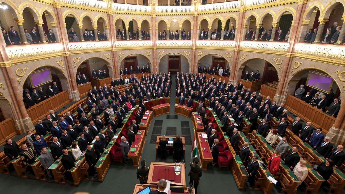 Orbán a Várból leágyúzhatja a pesti Duna-partot, akkor sem roggyan meg a hitük benne
