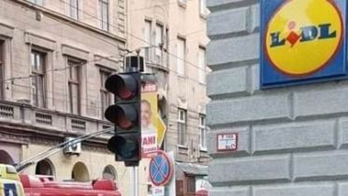 Felrobbant egy jelzőlámpa a Lövölde téren
