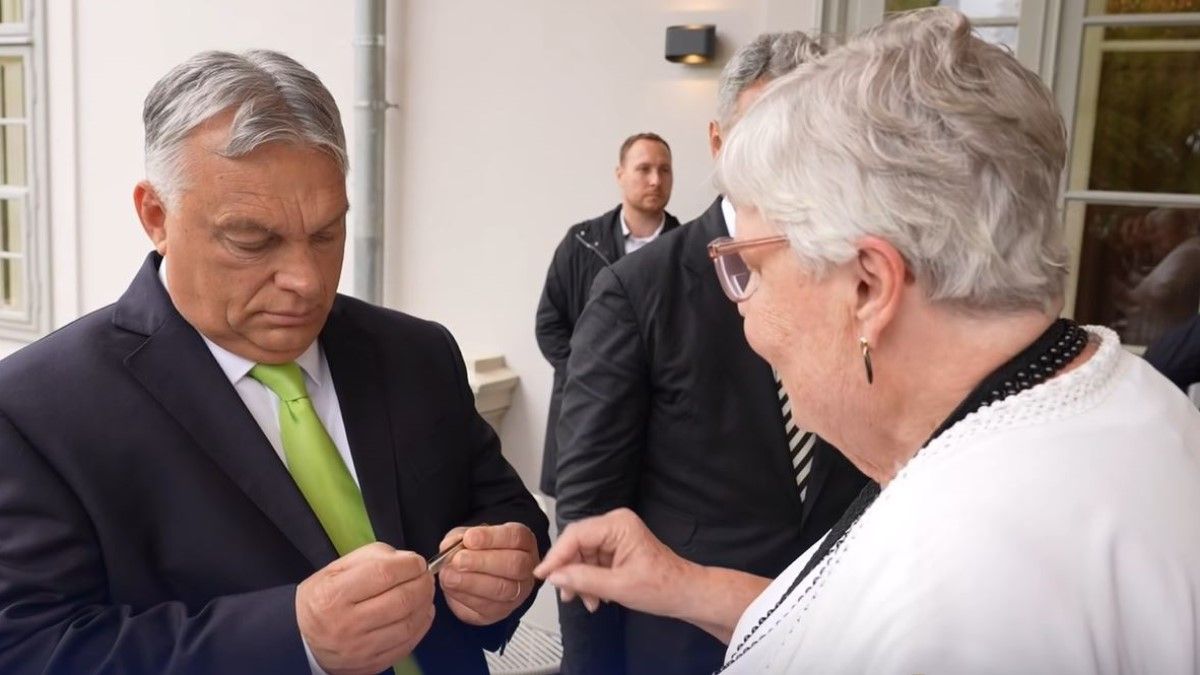 „Egy darabka történelem” – Tisza-leszármazott ajándékozta meg a miniszterelnököt (VIDEÓ)