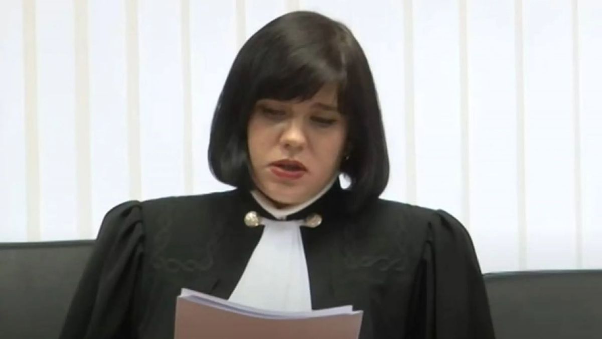 Ismert bírónő esett ki egy moszkvai épület ablakából