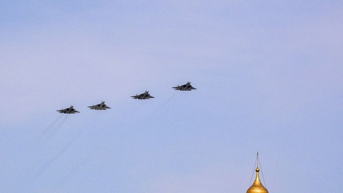 Russian Sukhoi Su-57 fifth-generation fighter aircrafts fly over Red Square during the general rehearsal of the Victory Day military parade in central Moscow on May 7, 2022. Fotó: Yuri KADOBNOV / AFP