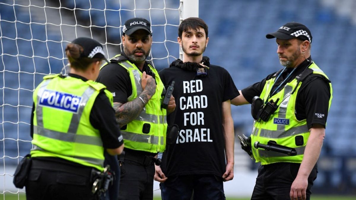 Egy palesztinpárti tüntető a kapufához láncolta magát a Skócia-Izrael meccsen