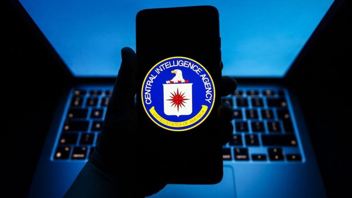 Nem vicc! A CIA a Facebookon toboroz orosz kémeket