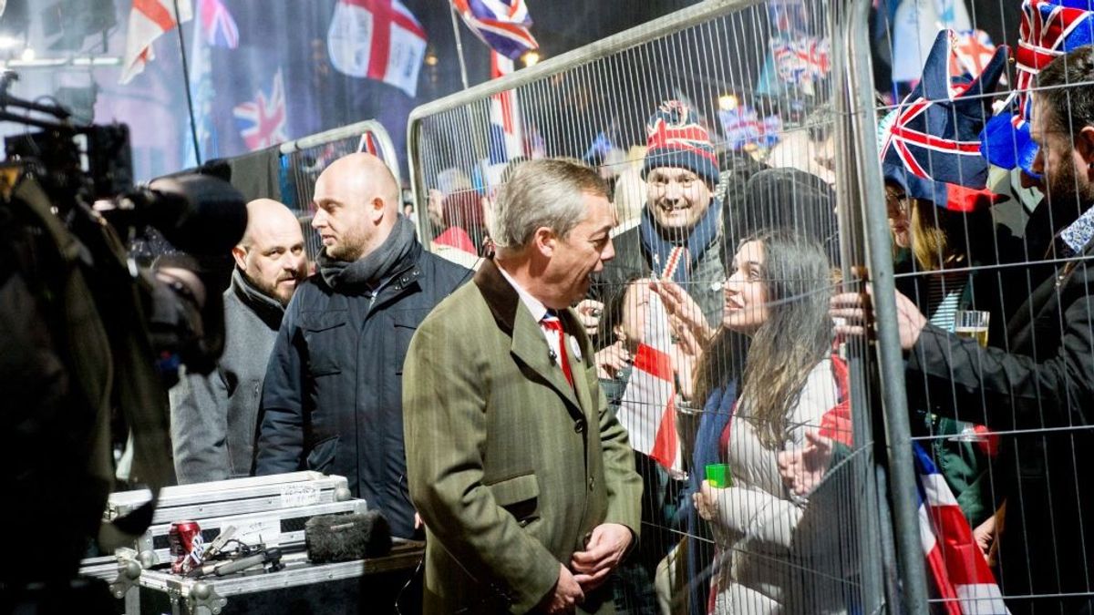 Terjed a politikai erőszak Nagy-Britanniában: kövekkel dobálta meg egy szélsőbaloldali aktivista Nigel Farage-ot (VIDEÓ)