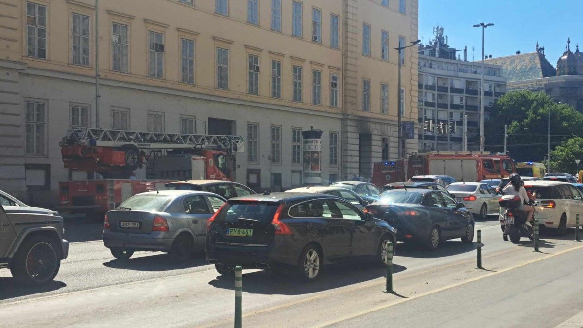 Kigyulladt egy épület a körúton (FOTÓK)