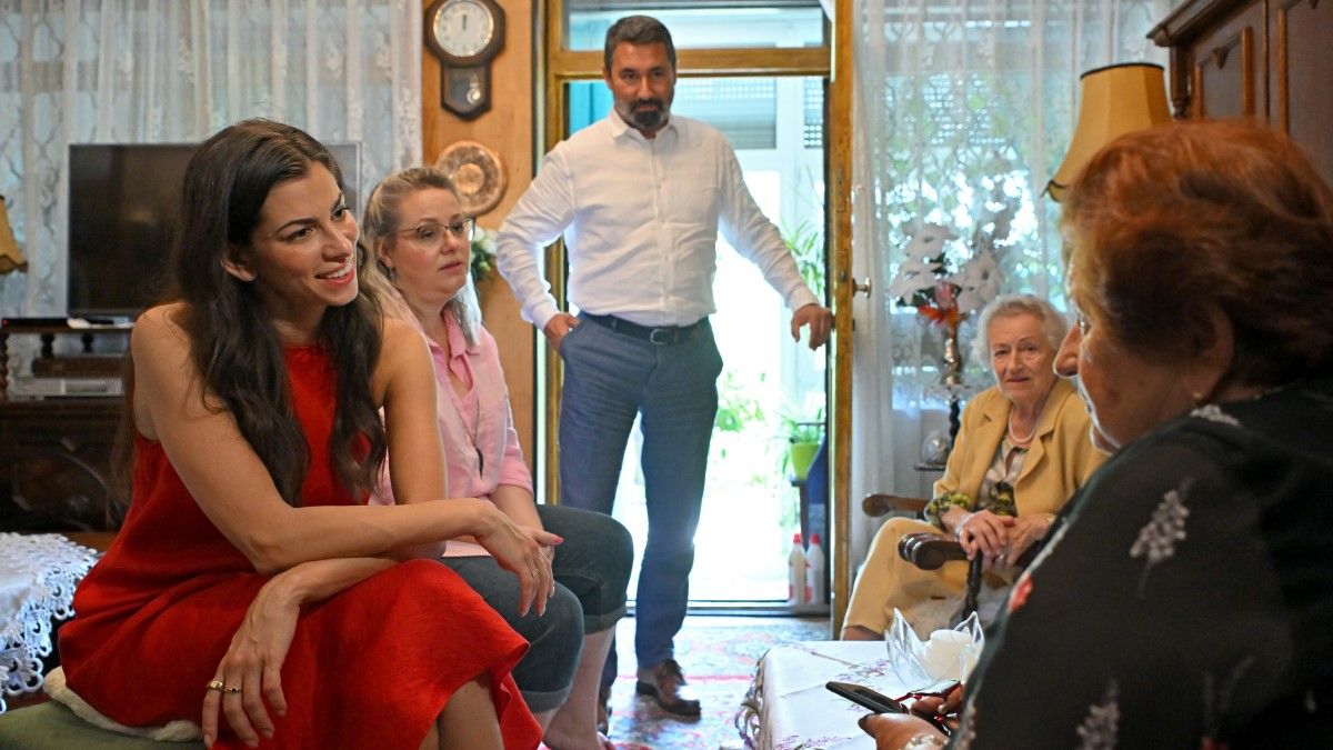 „Egész Budapesten kopogtatunk, meghallgatjuk az emberek problémáit” – folytatta a kampányolást Szentkirályi Alexandra (VIDEÓ)