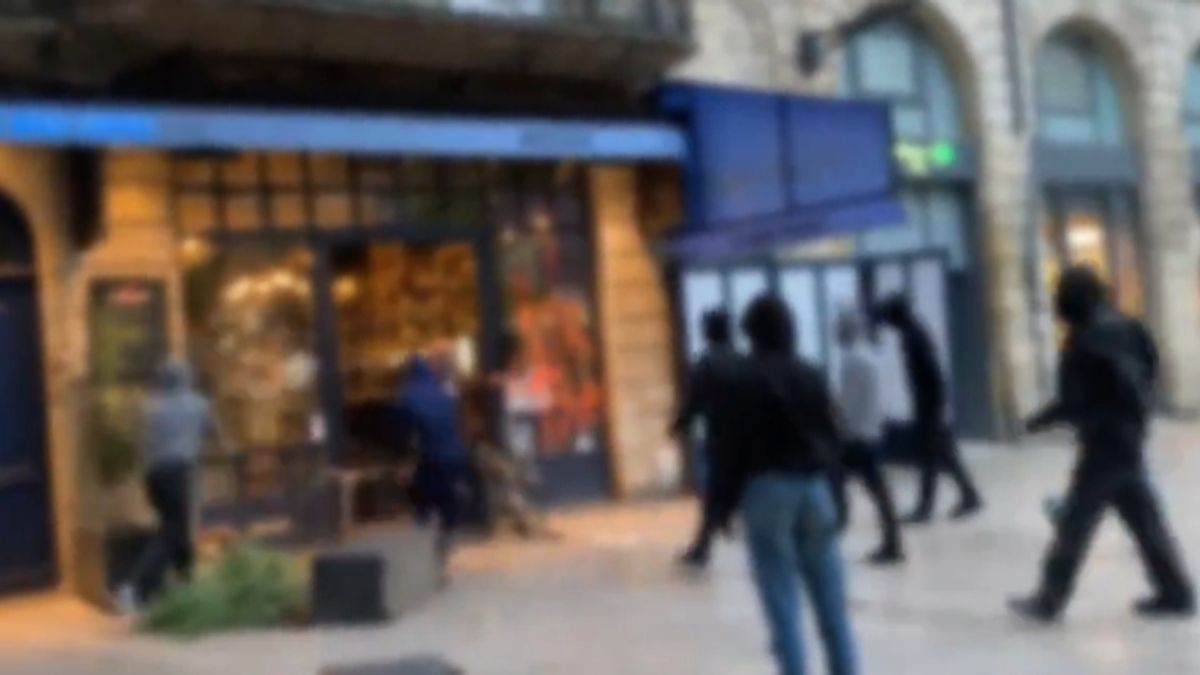 Törtek-zúztak a vandálok a francia baloldal választási kudarca után (VIDEÓ)