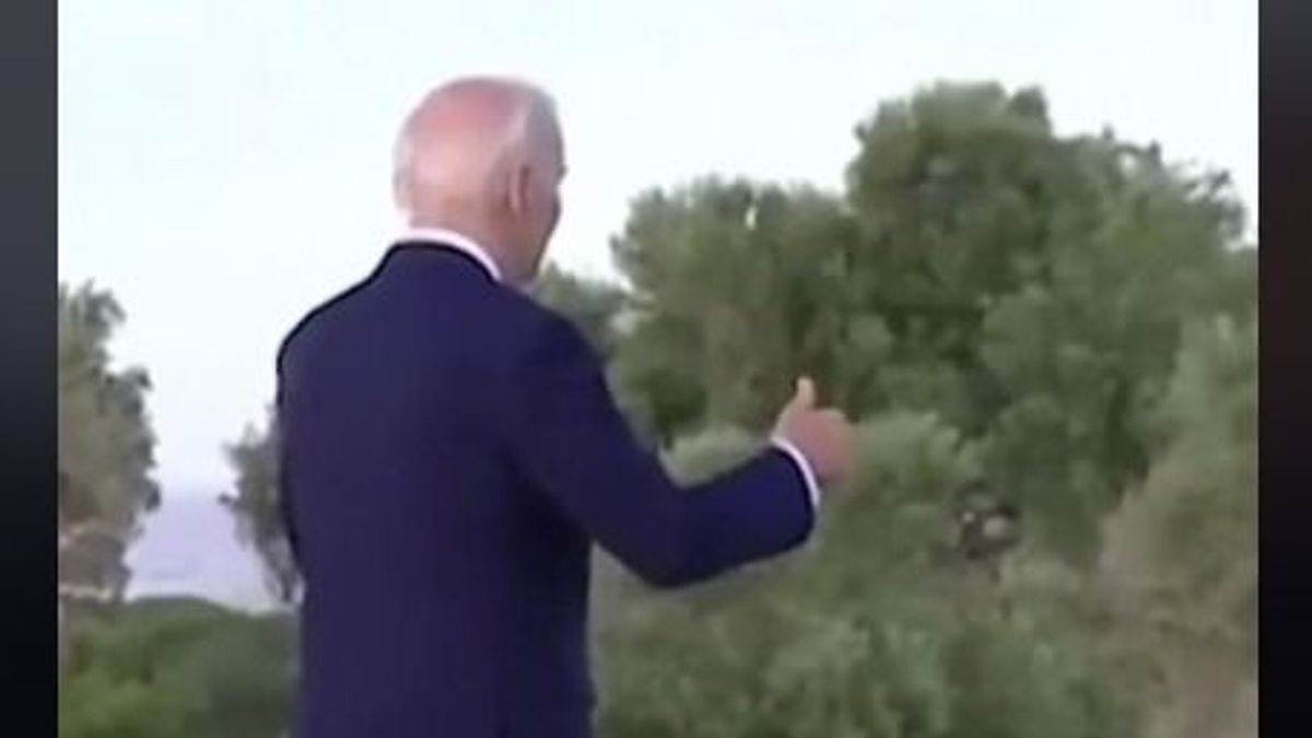 Biden megint nem tudta, merre az arra, Meloni állította irányba (VIDEÓ)