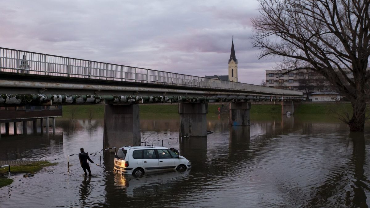 Árad a Rába, Körmendnél a valaha mért legnagyobb vízállásra készülnek