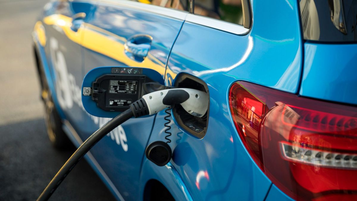 Az európaiak többsége elektromos autóra váltana