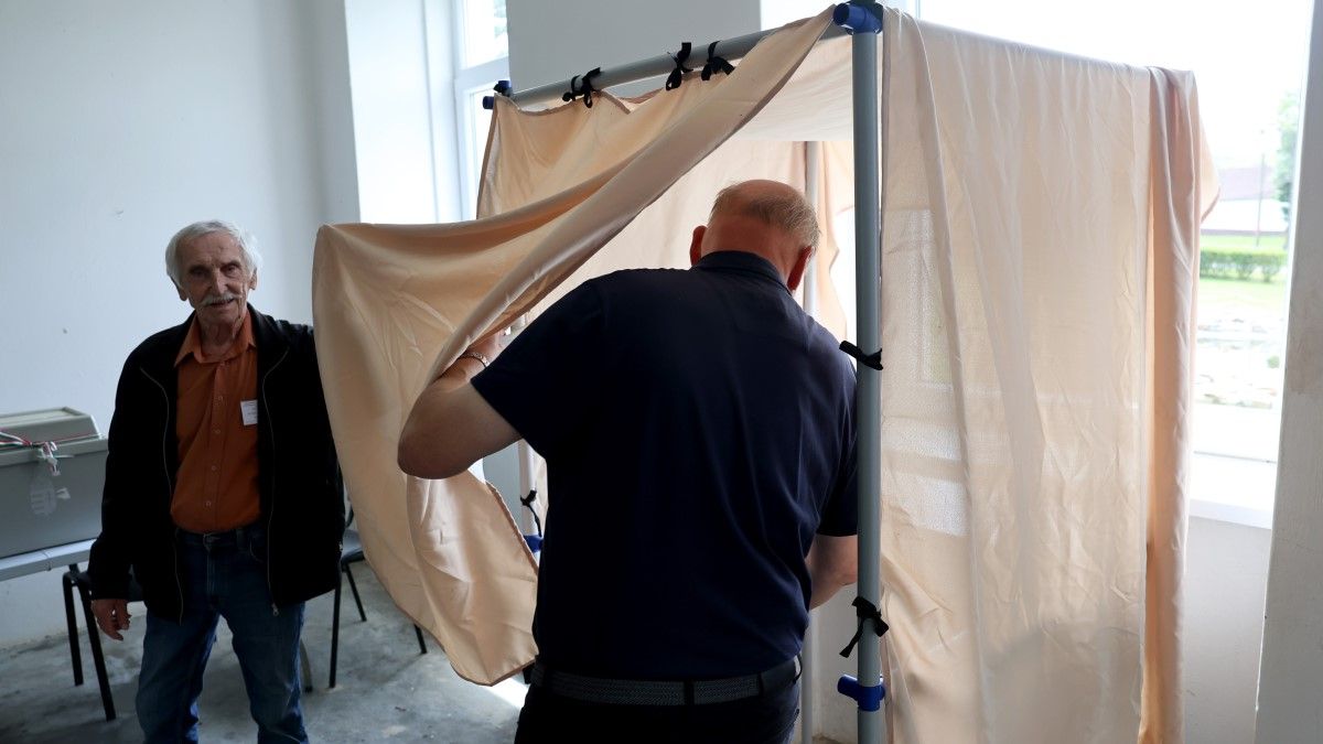 „Elesett és magával rántotta a szavazófülkét” – gyűjtésünk a vasárnapi választás rendkívüli eseményeiről