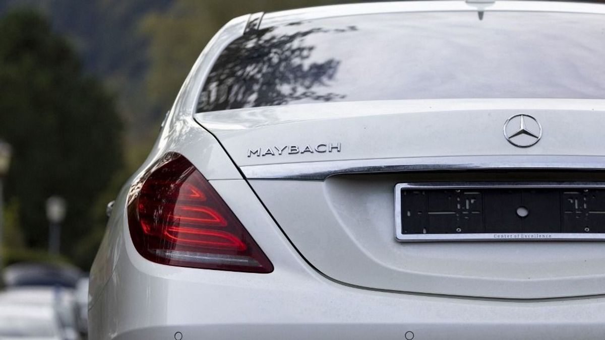 Könyörög a BMW és a Mercedes, hogy luxusautókat küldhessenek az oroszoknak