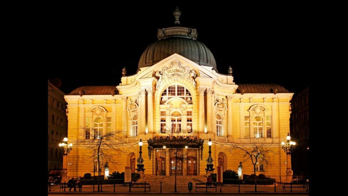 Újabb színész zuhant le a magasból előadás közben, ezúttal a Vígszínházban