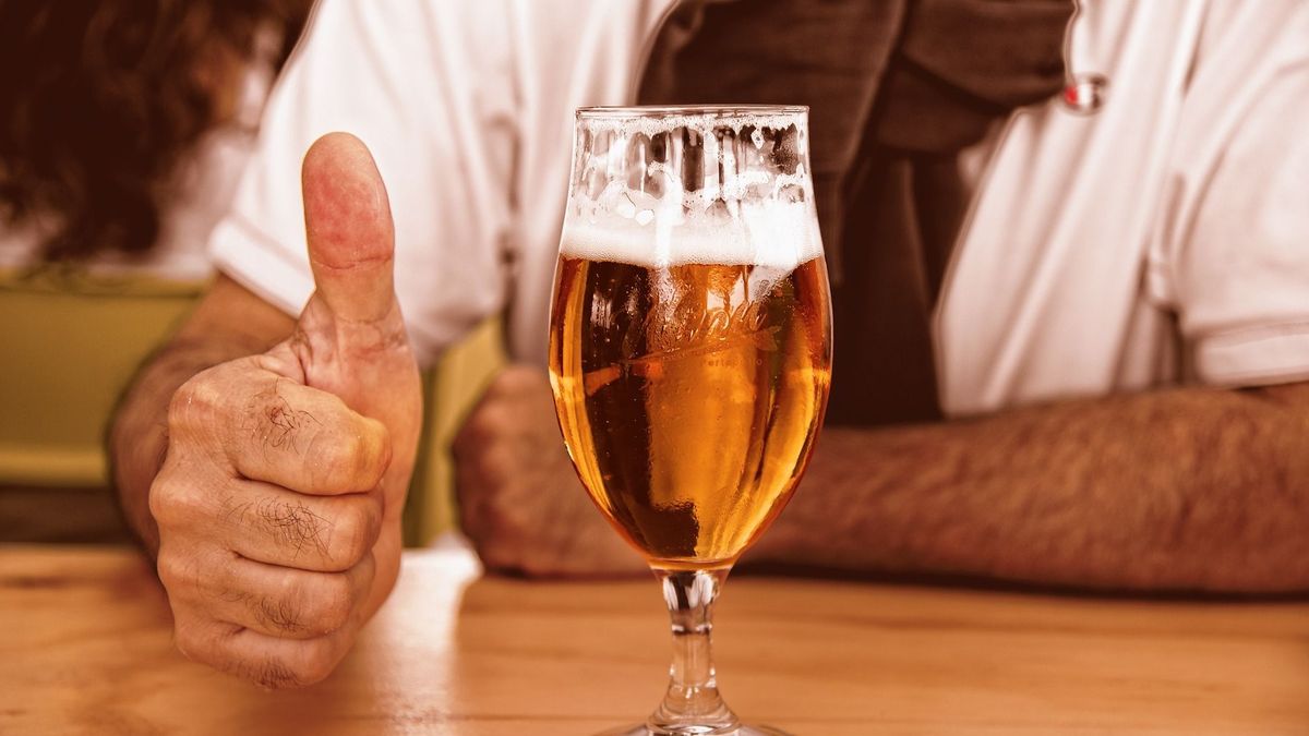 A hűtőjéig menekült a részeg sofőr a banktól, hogy igyon még egy sört, aztán véresre harapott egy rendőrt