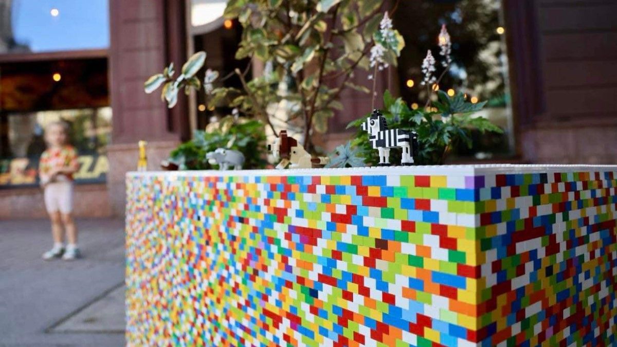 Hova parkol Kern András? Legó parkolásgátló virágládákat helyeztek ki a Frankel Leó úton