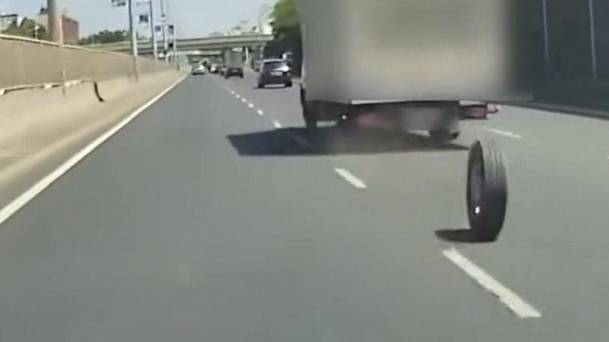 Ijesztő videón, ahogy egy kisteherautó kerekei elszabadulnak az M3-ason