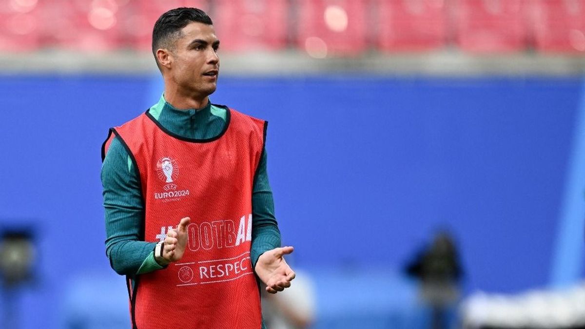 A csehek vezettek, de drámai végjátékban Cristiano Ronaldóék nyerték a mérkőzést