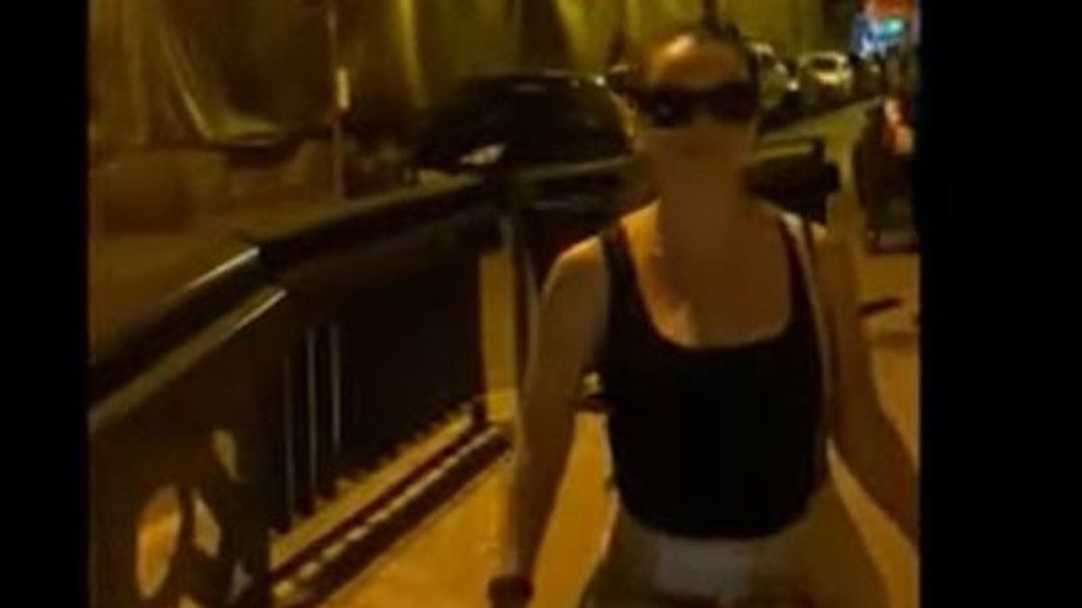 Lukácsi Katalin plakátot rongált az éj leple alatt, majd futva elmenekült
