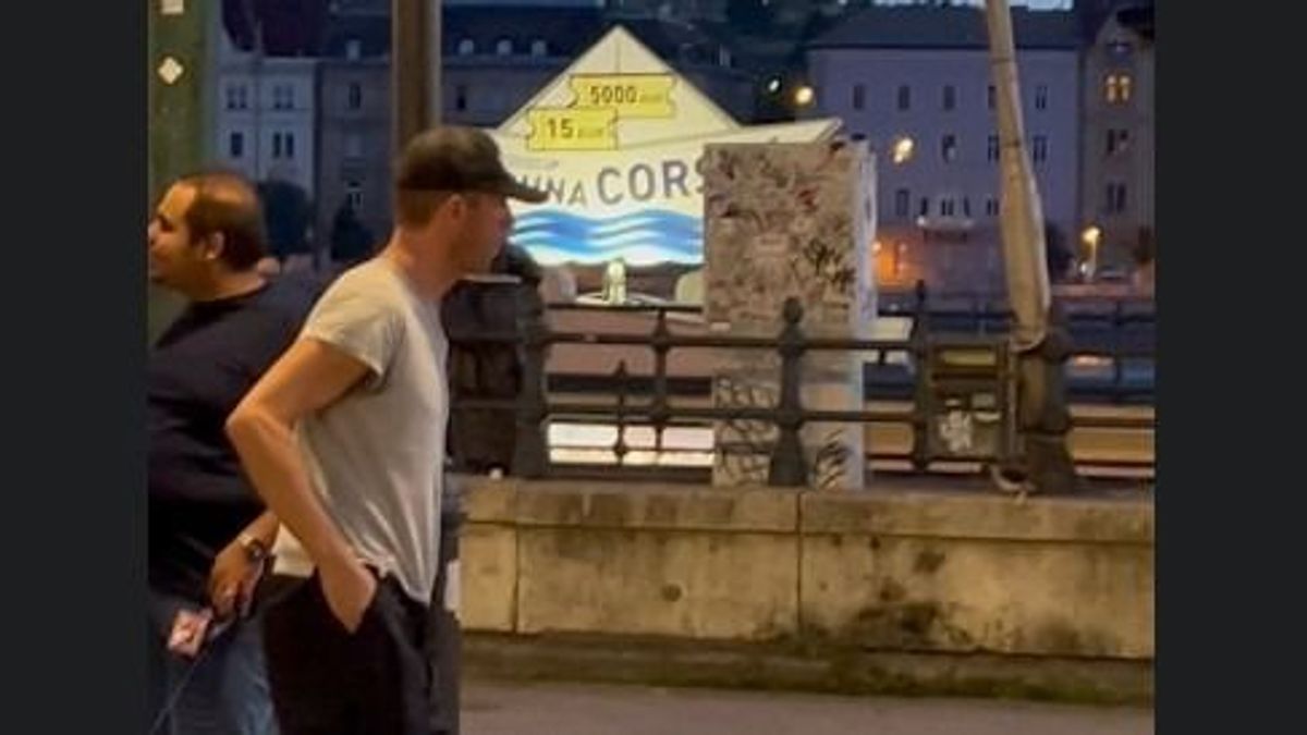 Így sétálgatott a Coldplay frontembere a Duna-parton (VIDEÓ)