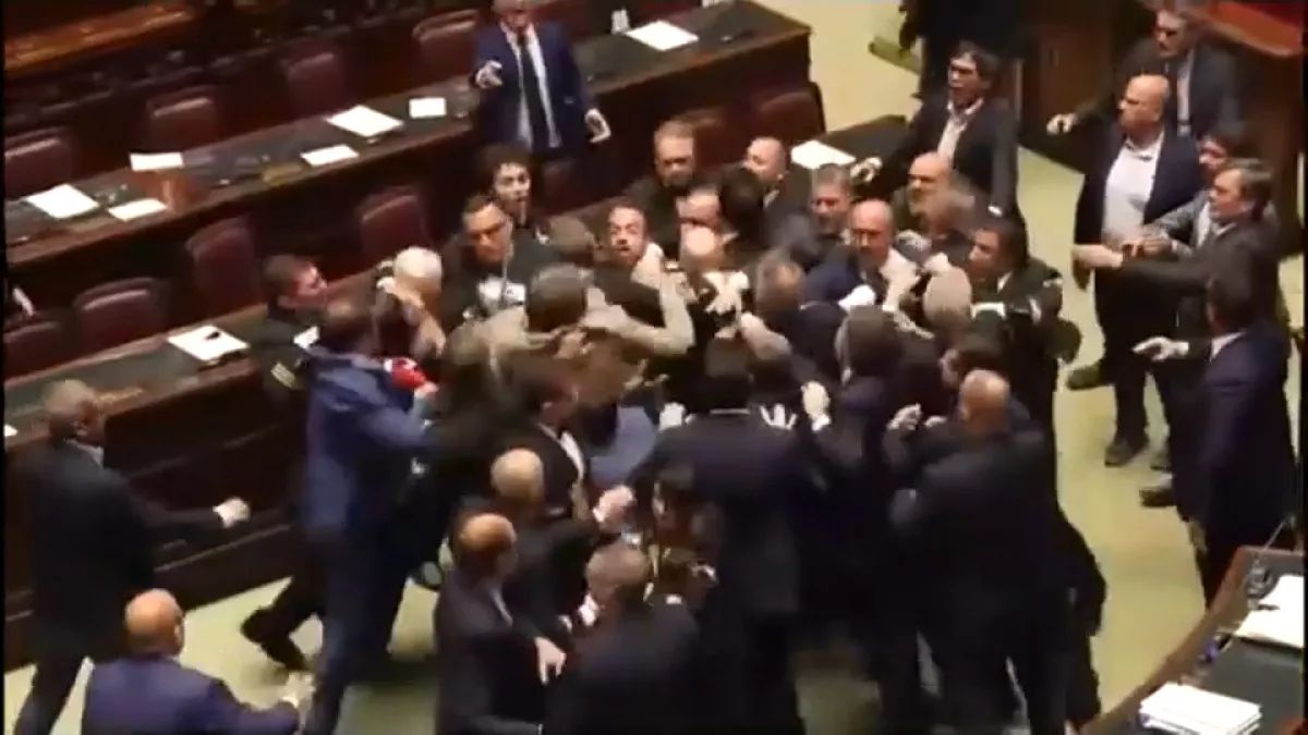 Tömegverekedés tört ki az olasz parlamentben (VIDEÓ)