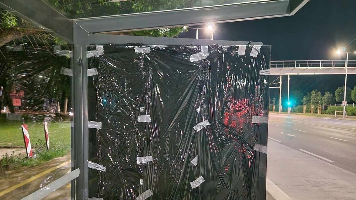 Magyar Péter után a Momentum is nekiment a Fidesz háborúellenes plakátjainak